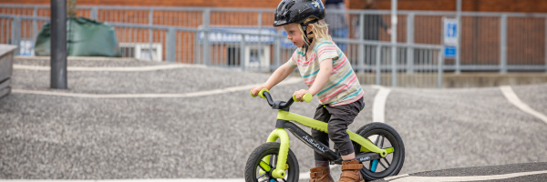 Løbecykel: Derfor styrker den dit barns sanser og motorik